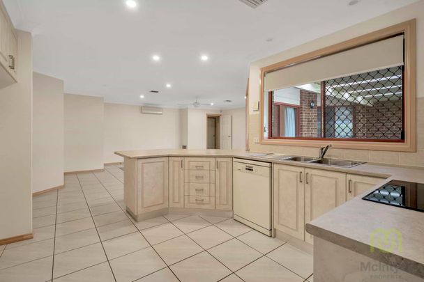 Tranquil Retreat: Elegant 4-Bedroom Home in Prestigious Nicholls Locale - Photo 1