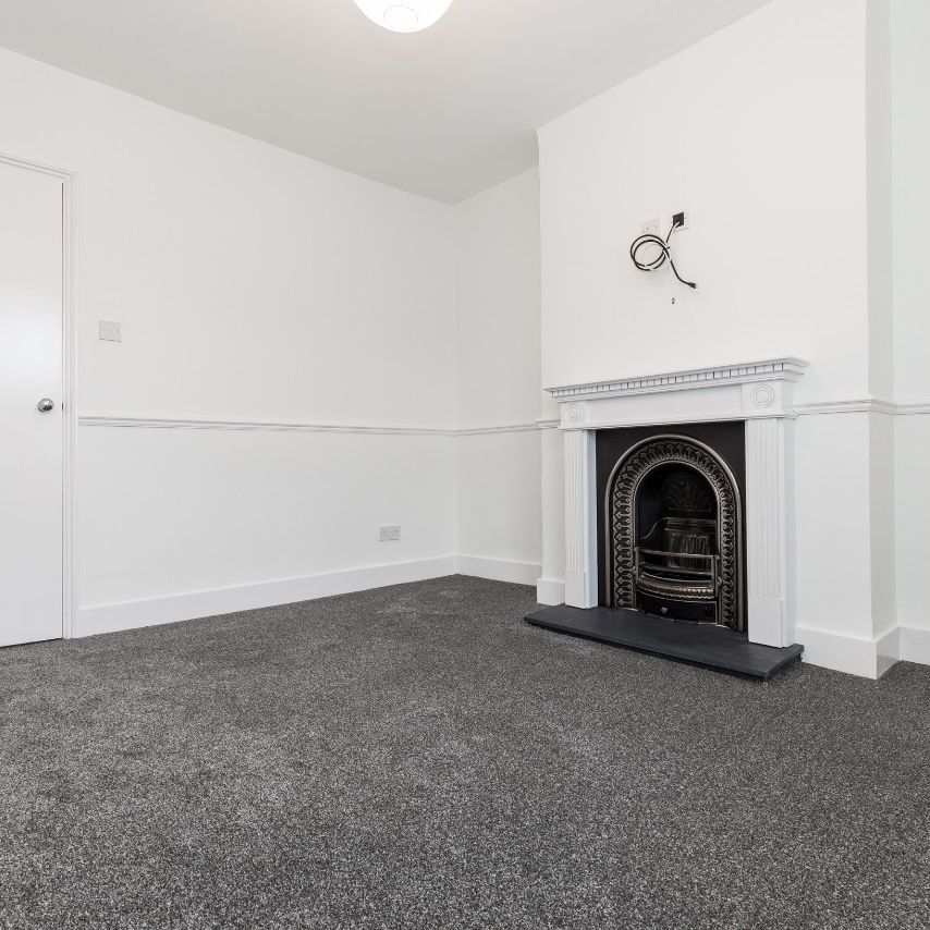 Three Bedroom Flat to Rent in Charlton - Photo 1