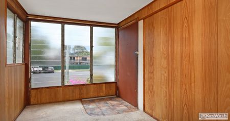 SPACIOUS WELL LOCATED HIGH SET GABLE HOME - 3 BED - STUDY - SUN ROOM - GOOD HEIGHT AND CONCRETE UNDER - - Photo 3