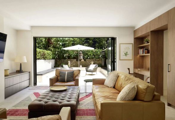 Luxurious, Furnished, N/E Facing Harbourfront Family Residence, Spectacular Views, Level Lawn, Pool, & DLUG. Three Month Lease - Photo 1