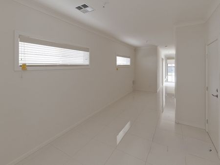 Stunning Modern Home&excl; Walking Distance to Schools&comma; Shops & Transport&excl; - Photo 3