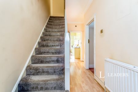 4 bedroom mid-terrace to rent Southbrook Road - Photo 3
