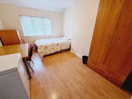 5 Bed Student Accommodation - Photo 3