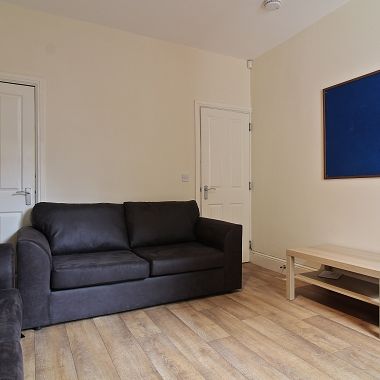 5 Bed With Recently Fitted Kitchen! - Photo 1