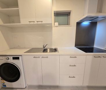Charming 2 BedRoom Flat with Garden! - Photo 4