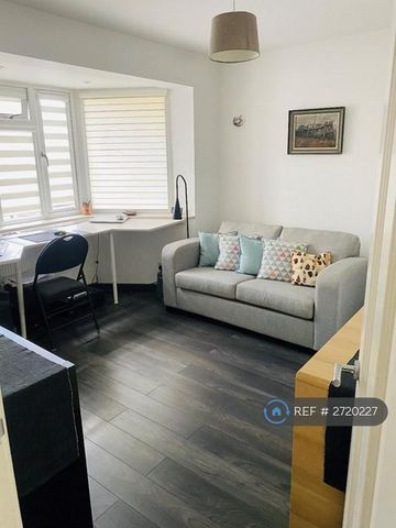 1 bedroom in a house share to rent - Photo 5