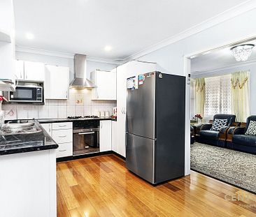 **Charming Family Home in Prime Minto Location** - Photo 5