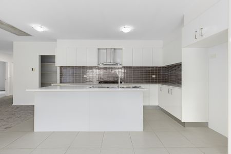 Near new. Family friendly. Easy care. - Photo 3