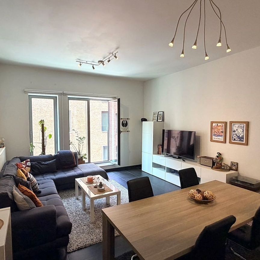 Centraal gelegen bemeubeld appartement MET autostaanplaats - foto 1