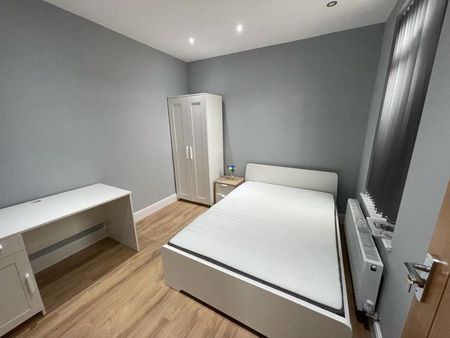 4 bedroom apartment to rent - Photo 3