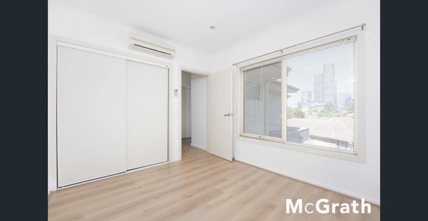 Stylish Two-Storey Townhouse Opposite Kingsley Gardens - Photo 1