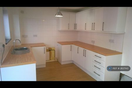 3 bedroom semi-detached house to rent - Photo 3