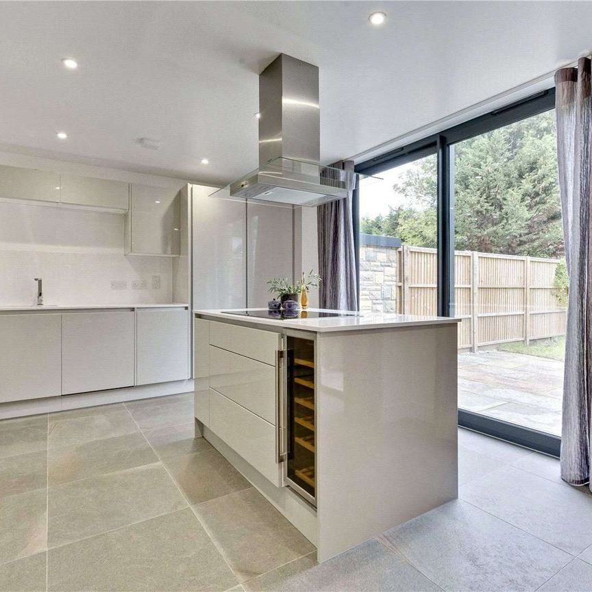 Contemporary three bedroom townhouse 0.3 miles from Esher station. - Photo 1