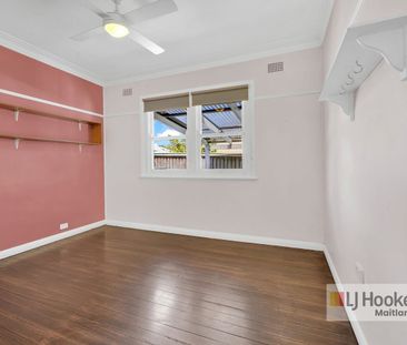 "Charming Family Home" - Photo 2