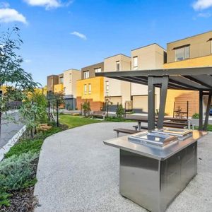 Port Melbourne - Photo 2