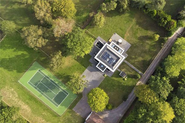 Stylish modern home, set within Burhill Private Estate. - Photo 1