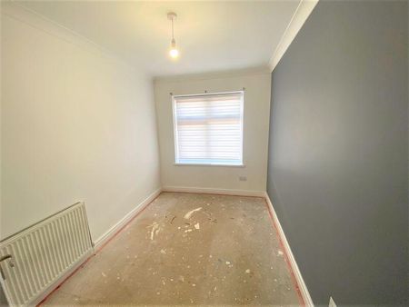 4 bedroom semi-detached house to rent - Photo 2