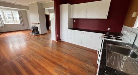 THREE BEDROOMS - ROSLYN - Photo 3