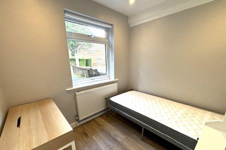 4 bedroom semi-detached house to rent - Photo 5