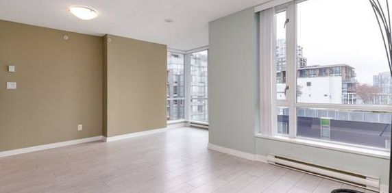 Bright & Spacious 2 Bed, 2 Bath Condo in Vancouver Downtown - Photo 2