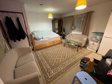 Studio to rent - Photo 2