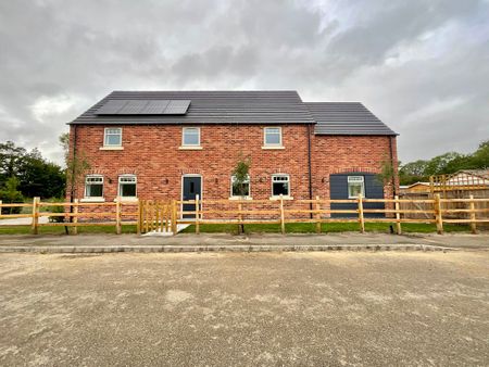 4 bedroom Detached House to let - Photo 5