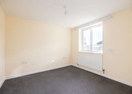 A semi-detached 2 bedroom property with additional/occasional use third bedroom/office room on ground floor. The property is available to let unfurnished init - Photo 4
