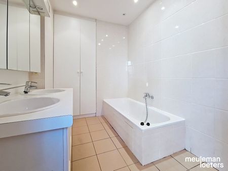 Lichtrijk appartement met terras en parking - Foto 2