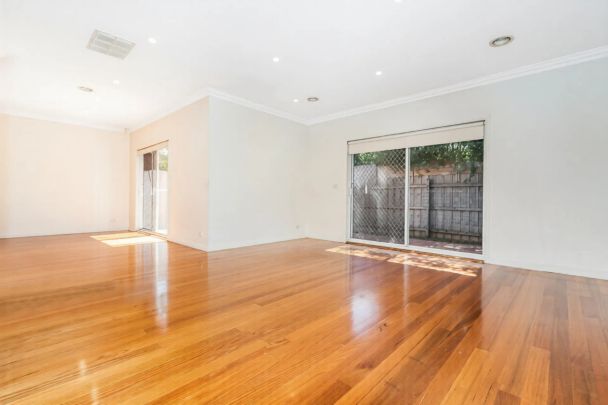 Spacious & Peacefully Positioned Villa in Prime Hadfield Location - Photo 1