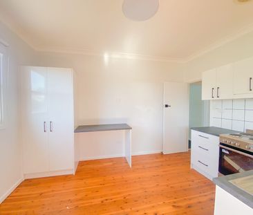 Cozy 3-Bedroom Home Near Rutherford Shopping Centre - Photo 6