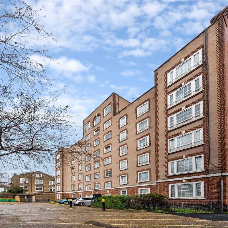 3 bedroom flat in Kentish Town - Photo 1