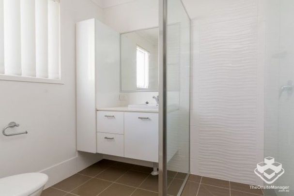 Large 3 Bedroom Townhouse - Photo 1