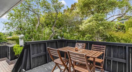 Two Bedrooms in Meadowbank - Photo 2