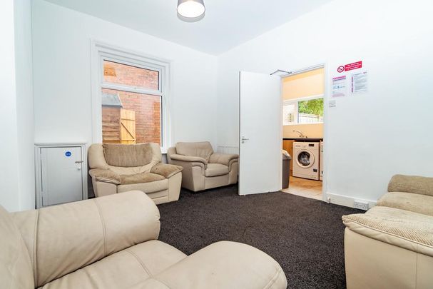 6 bedroom semi-detached house to rent - Photo 1