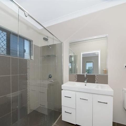 MODERN 4 BEDROOM HOME IN POPULAR SUBURB OF COSGROVE - Photo 1