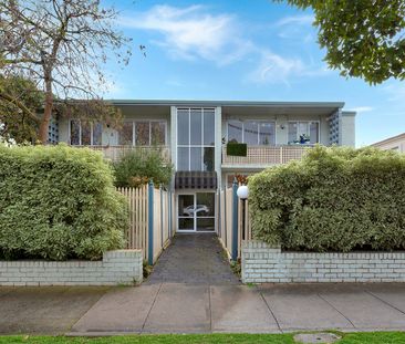 FIRST FLOOR SPACIOUS APARTMENT - Photo 5