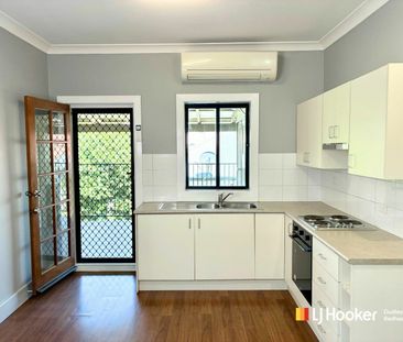 Chic & Convenient Inner‑City 2‑Bed Apartment - Photo 3