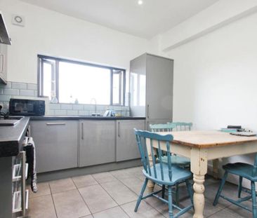 **SUITABLE FOR 5 SHARERS** Immaculate terraced property with five d... - Photo 3