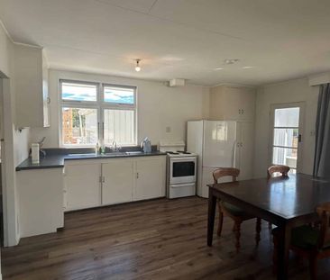 Charming 3-Bedroom Home close to town - Photo 3