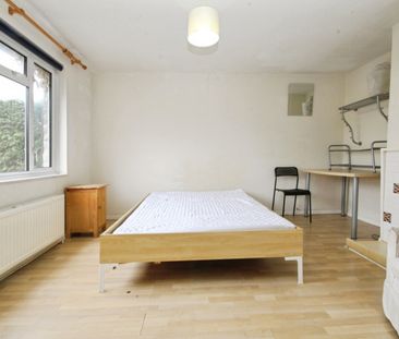 The Crescent, Egham, Surrey, TW20 9PN - Photo 3