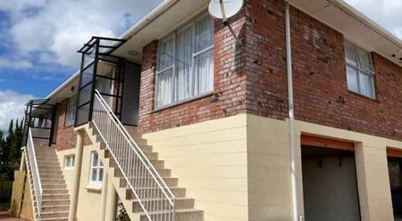 Two bedroom with single garage! - Photo 4