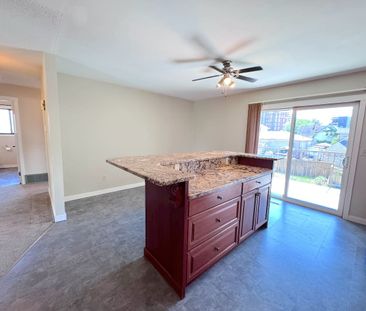 Dec.1st: Central – 3 bed, 2 bath main top floor suite - Photo 4