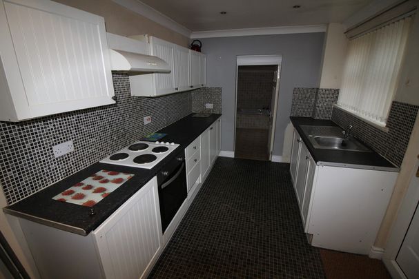 3 Bedroom Mid Terraced House - Photo 1