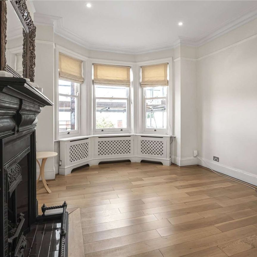 A generous three bedroom apartment located on a much sought after road in Wimbledon town. - Photo 1