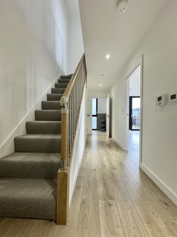 Forrester Way, London - Photo 2