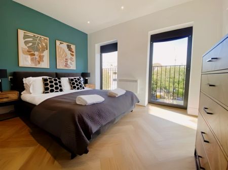 Two Bedroom Apartment - Balcony - Photo 5