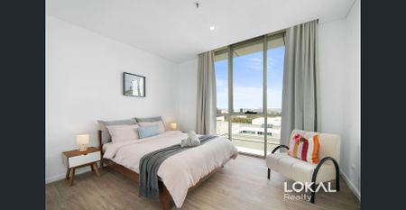 Fully furnished | Rare Three-Bedroom Penthouse with Iconic Views- An Oversized Layout Seldom Found - Photo 5