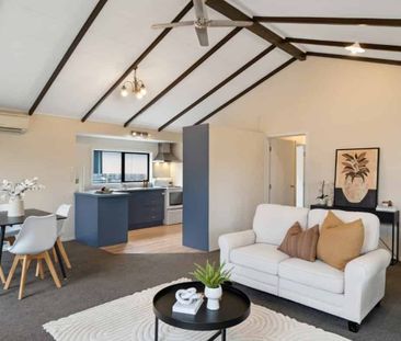 Cathedral Ceilings & Well Presented! - Photo 2