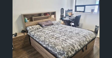 MODERN TWO BEDROOM APARTMENT! - Photo 2