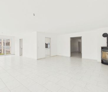 Moderne 5.5-Zimmerwohnung im Erdgeschoss mit Cheminée und grossem S... - Foto 2